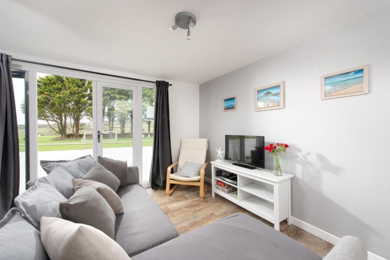 Wheal Prosper- Beautifully Fitted Wooden Lodge Helston Cornwall Exterior photo