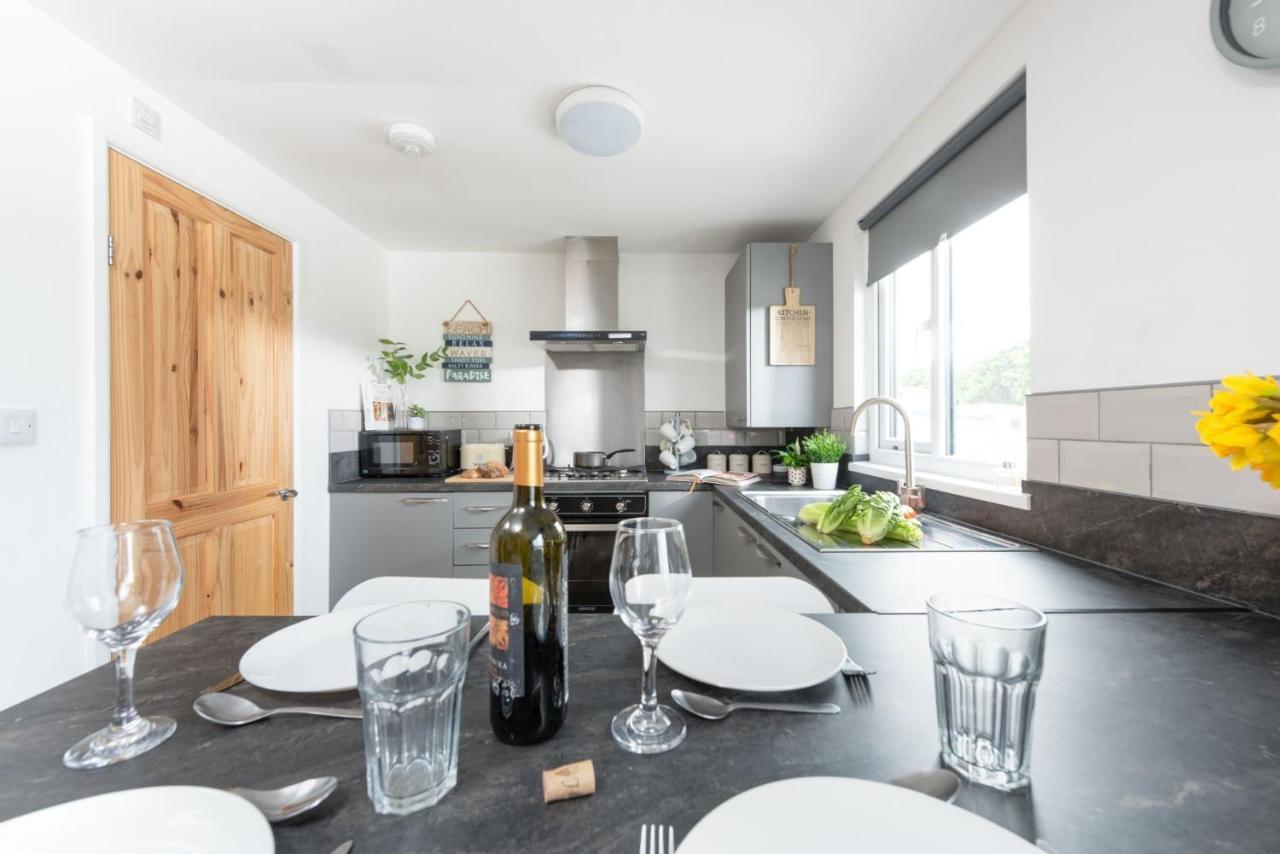 Wheal Prosper- Beautifully Fitted Wooden Lodge Helston Cornwall Exterior photo
