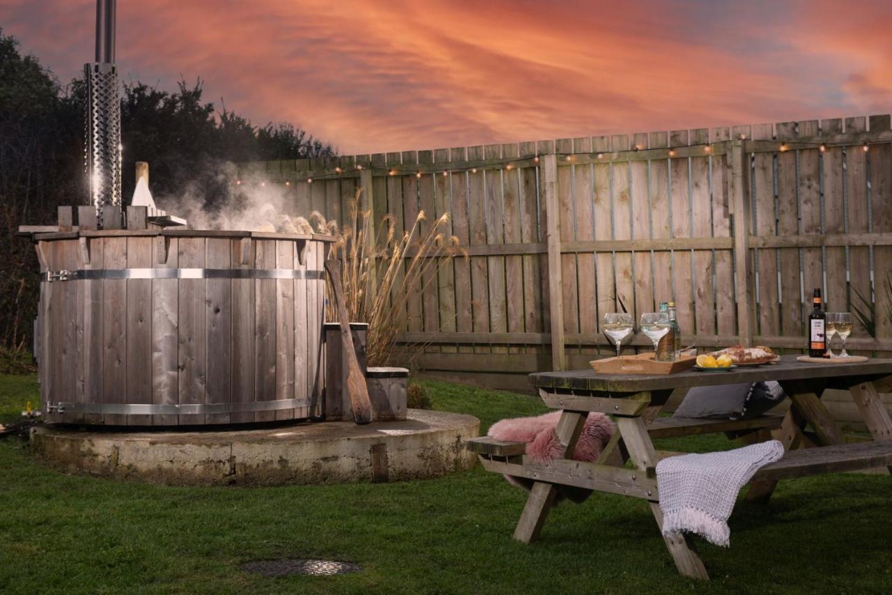 Wheal Prosper- Beautifully Fitted Wooden Lodge Helston Cornwall Exterior photo